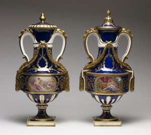 Vasos (porcelana de pasta mole com tinta e dourado)
